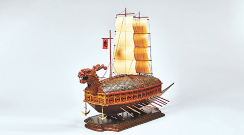 ▲金正恩赠送文在寅的龟船模型