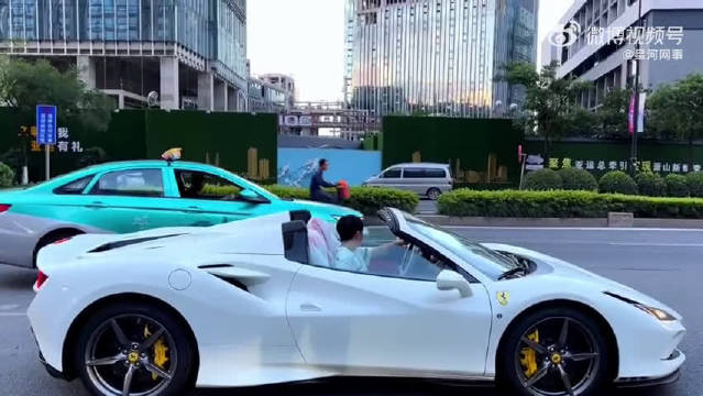 牌牌琦又换新车了，法拉利F8 spider