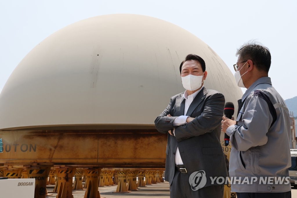 尹锡悦视察用于铸造新韩蔚核电站3、4号机组反应堆及蒸汽发生器的金属材料库 图片来源:韩联社