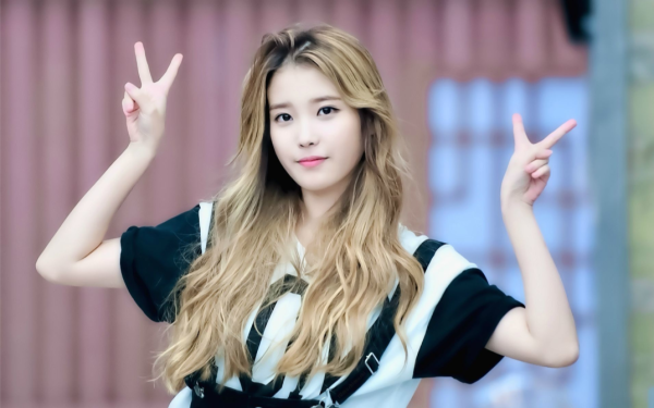 IU(李知恩)
