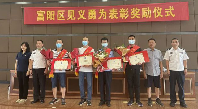 昨天杭州爆火的“真丝睡衣哥”,刚刚找到啦!他的真实身份竟是...休闲区蓝鸢梦想 - Www.slyday.coM 昨天杭州爆火的“真丝睡衣哥”,刚刚找到啦!他的真实身份竟是...休闲区蓝鸢梦想 - Www.slyday.coM