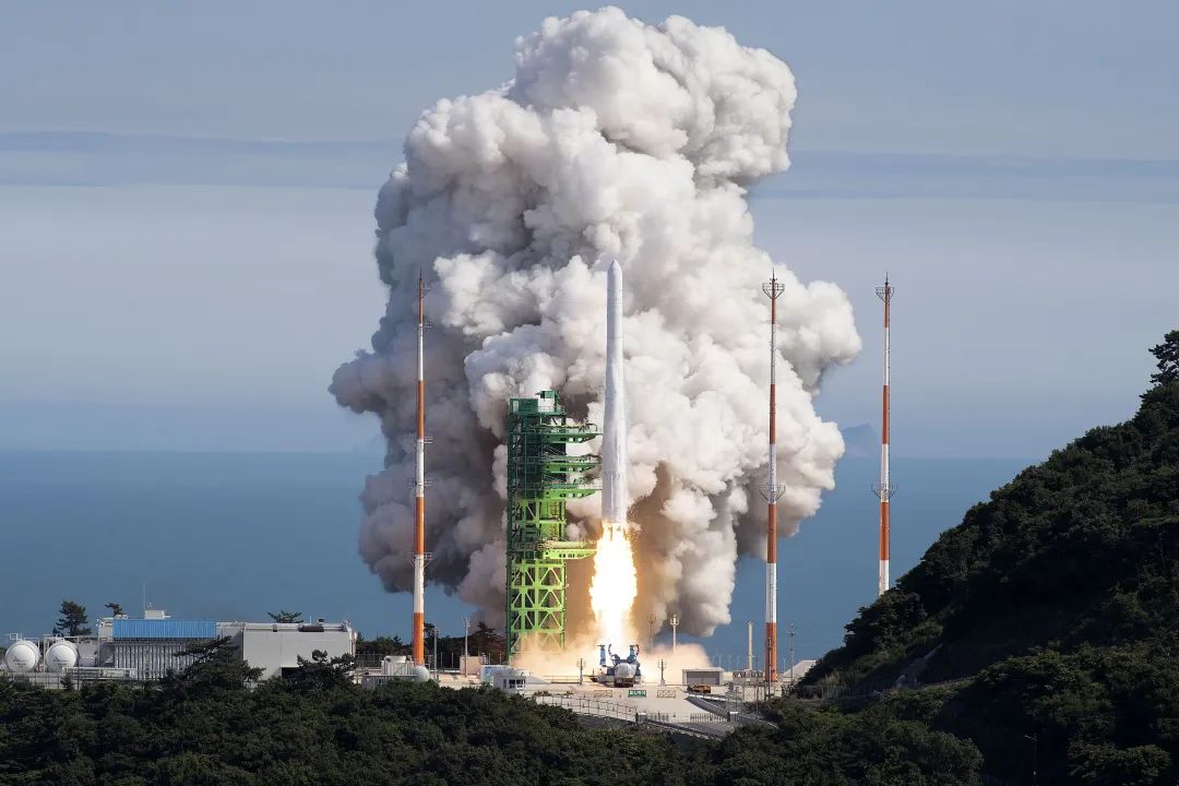 當地時間2022年6月21日,韓國南部全羅南道羅老宇宙中心,韓國自主研製的火箭“世界號”點火發射。人民視覺 圖
