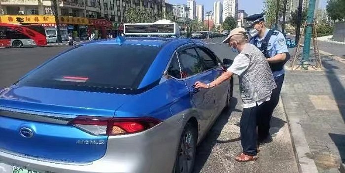 洛阳一老人高温外出险中暑,民警及时救助休闲区蓝鸢梦想 - Www.slyday.coM 洛阳一老人高温外出险中暑,民警及时救助休闲区蓝鸢梦想 - Www.slyday.coM