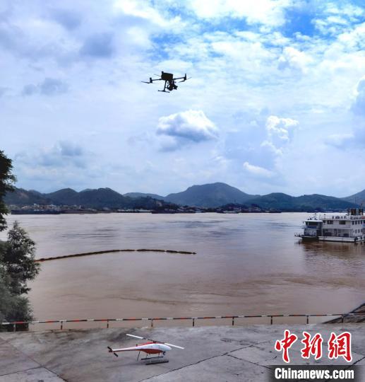 云安区组织当地人员进入西江沿线堤围参与巡查工作 杨菲菲 摄