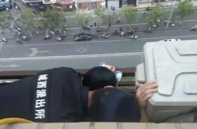 昨天杭州爆火的“真丝睡衣哥”,刚刚找到啦!他的真实身份竟是...休闲区蓝鸢梦想 - Www.slyday.coM 昨天杭州爆火的“真丝睡衣哥”,刚刚找到啦!他的真实身份竟是...休闲区蓝鸢梦想 - Www.slyday.coM