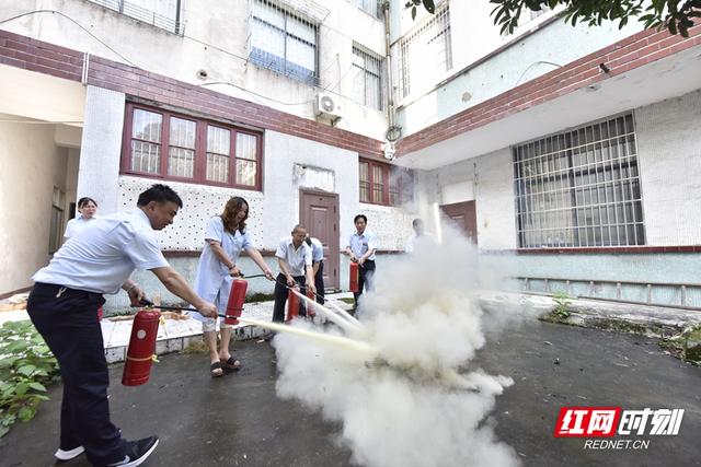 建设银行张家界分行组织开展消防技能培训和实战演练休闲区蓝鸢梦想 - Www.slyday.coM 建设银行张家界分行组织开展消防技能培训和实战演练休闲区蓝鸢梦想 - Www.slyday.coM