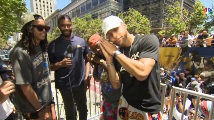 勇士冠军游行MVP会选谁?Lowe:我选库里 他终于放松了下来休闲区蓝鸢梦想 - Www.slyday.coM 勇士冠军游行MVP会选谁?Lowe:我选库里 他终于放松了下来休闲区蓝鸢梦想 - Www.slyday.coM