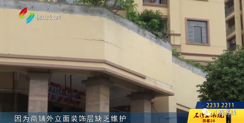 惊险!砖头从高空坠落,4个月新车被砸穿玻璃!物业:不属于管理范围!休闲区蓝鸢梦想 - Www.slyday.coM 惊险!砖头从高空坠落,4个月新车被砸穿玻璃!物业:不属于管理范围!休闲区蓝鸢梦想 - Www.slyday.coM