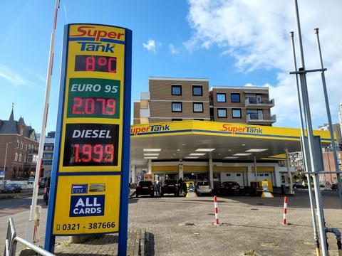 这是4月2日在荷兰海牙市一处加油站拍摄的油价显示牌。新华社记者王湘江摄