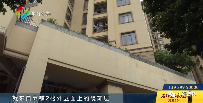 惊险!砖头从高空坠落,4个月新车被砸穿玻璃!物业:不属于管理范围!休闲区蓝鸢梦想 - Www.slyday.coM 惊险!砖头从高空坠落,4个月新车被砸穿玻璃!物业:不属于管理范围!休闲区蓝鸢梦想 - Www.slyday.coM