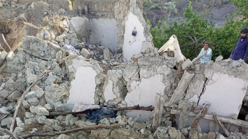 阿富汗东部地区地震后，一些建筑倒塌受损严重 图源：BBC引自阿富汗官方媒体