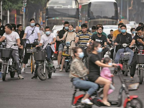 电动车“每天充”和“用尽再充”，哪个更伤车？修车师傅说了实话