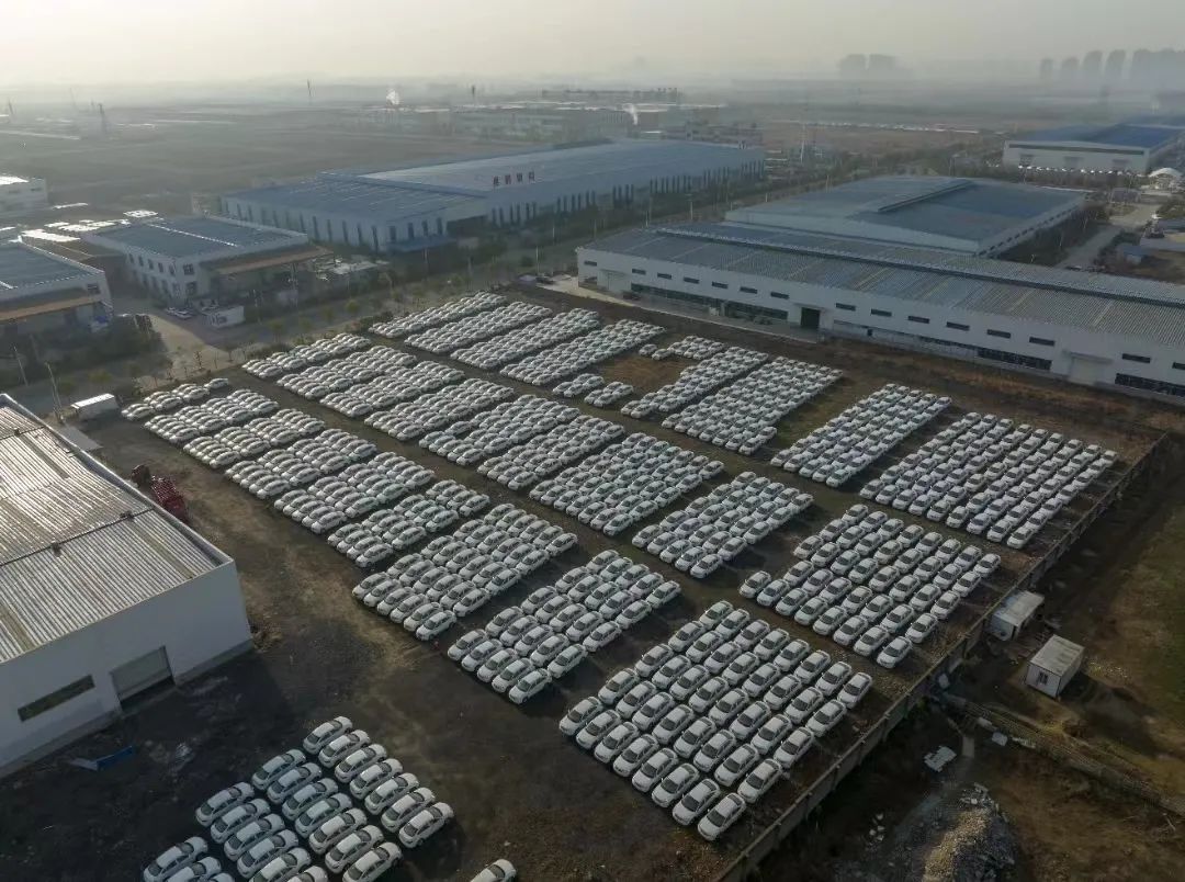 ▲3月3日,湖北省襄阳市,二汽基地汽车制造厂停车场。图/IC photo