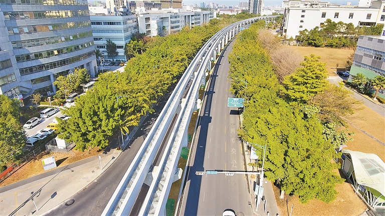 6月20日,坪山云巴1号线一期工程项目二标段龙坪路最后一跨钢轨道梁