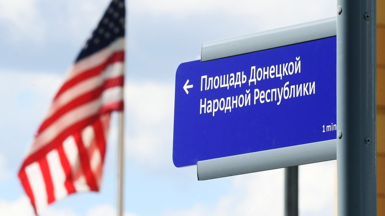 美国使馆外的“涅茨克人民共和国广场”路牌 图源：俄罗斯卫星社