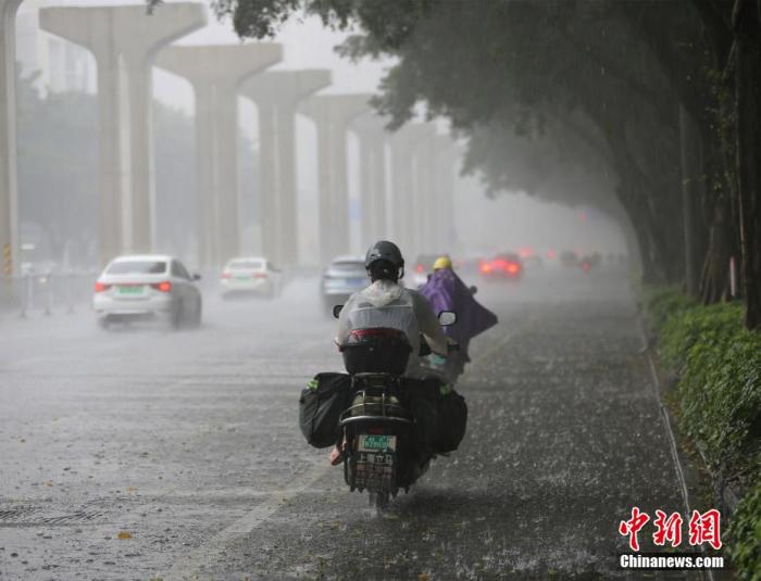 资料图:6月10日,广西柳州市遭遇持续暴雨,四处天水一片。 蒙鸣明 摄