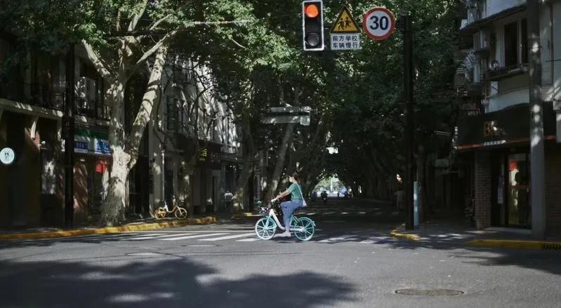 “要一杯最贵的咖啡,再点十杯送给你们,这是我一天的退休工资”休闲区蓝鸢梦想 - Www.slyday.coM “要一杯最贵的咖啡,再点十杯送给你们,这是我一天的退休工资”休闲区蓝鸢梦想 - Www.slyday.coM