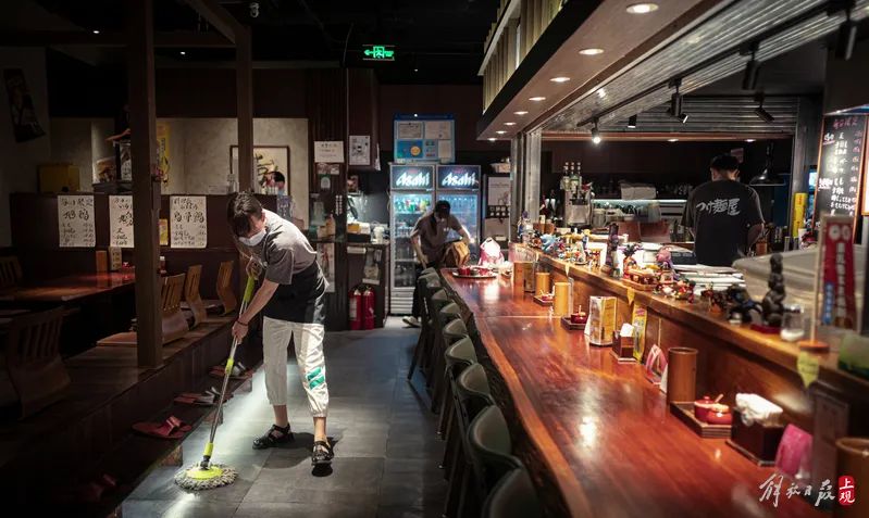 “要一杯最贵的咖啡,再点十杯送给你们,这是我一天的退休工资”休闲区蓝鸢梦想 - Www.slyday.coM “要一杯最贵的咖啡,再点十杯送给你们,这是我一天的退休工资”休闲区蓝鸢梦想 - Www.slyday.coM