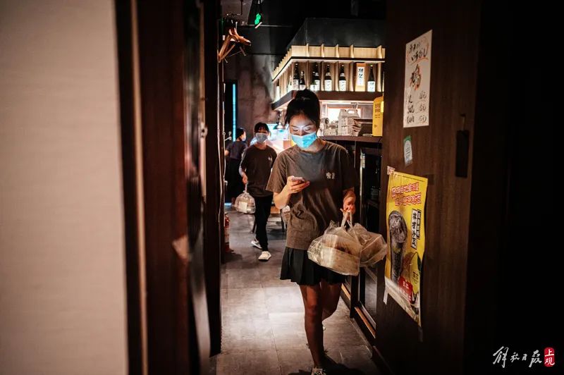 “要一杯最贵的咖啡,再点十杯送给你们,这是我一天的退休工资”休闲区蓝鸢梦想 - Www.slyday.coM “要一杯最贵的咖啡,再点十杯送给你们,这是我一天的退休工资”休闲区蓝鸢梦想 - Www.slyday.coM