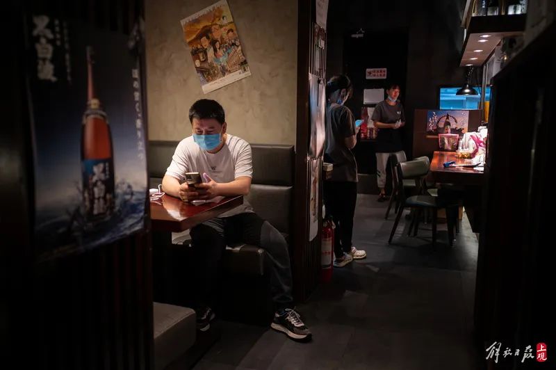 “要一杯最贵的咖啡,再点十杯送给你们,这是我一天的退休工资”休闲区蓝鸢梦想 - Www.slyday.coM “要一杯最贵的咖啡,再点十杯送给你们,这是我一天的退休工资”休闲区蓝鸢梦想 - Www.slyday.coM