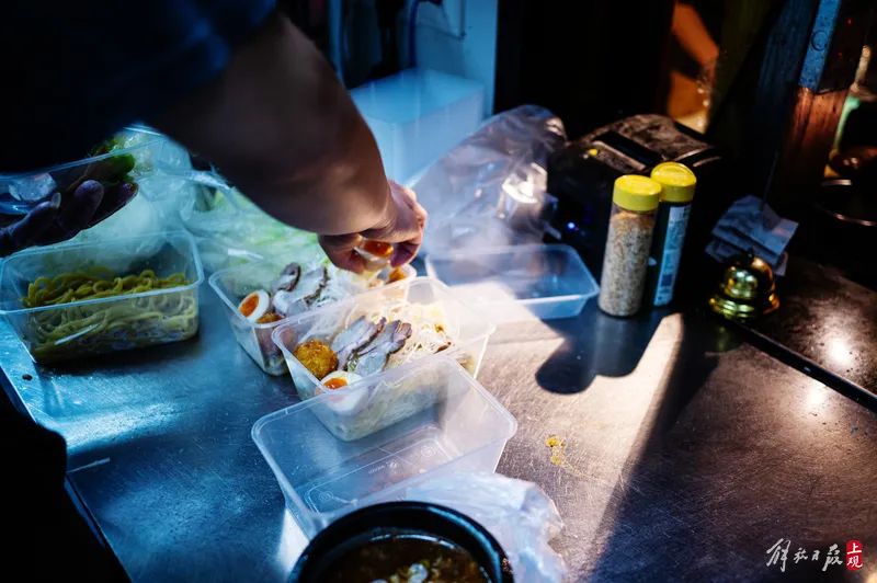 “要一杯最贵的咖啡,再点十杯送给你们,这是我一天的退休工资”休闲区蓝鸢梦想 - Www.slyday.coM “要一杯最贵的咖啡,再点十杯送给你们,这是我一天的退休工资”休闲区蓝鸢梦想 - Www.slyday.coM