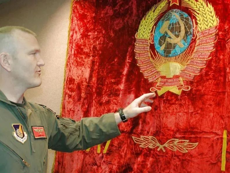 第65中队飞行员讲解营房中悬挂的苏联国旗