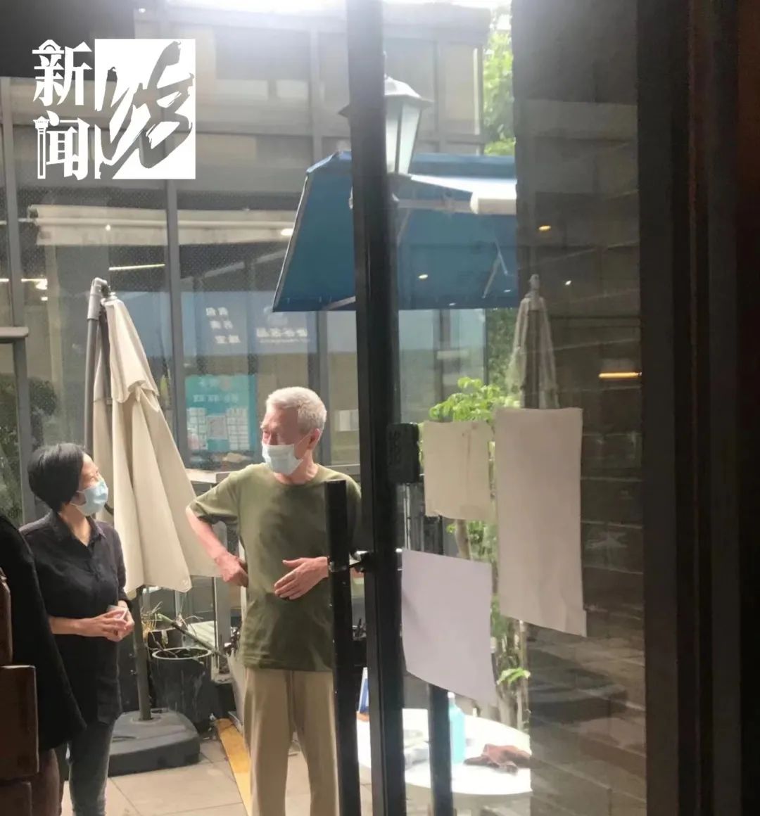 “要一杯最贵的咖啡,再点十杯送给你们,这是我一天的退休工资”休闲区蓝鸢梦想 - Www.slyday.coM “要一杯最贵的咖啡,再点十杯送给你们,这是我一天的退休工资”休闲区蓝鸢梦想 - Www.slyday.coM