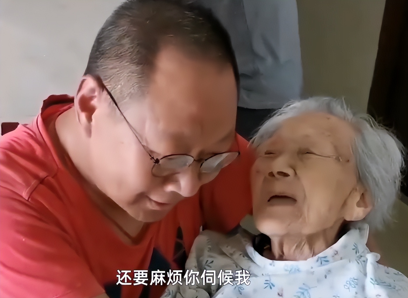 怪不得老人长寿！儿子抱101岁母亲去医院，久病床前也能有孝子