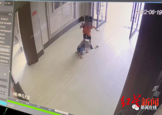 3岁男童从17楼坠落,事发前曾遭8岁男孩推倒踢打休闲区蓝鸢梦想 - Www.slyday.coM 3岁男童从17楼坠落,事发前曾遭8岁男孩推倒踢打休闲区蓝鸢梦想 - Www.slyday.coM