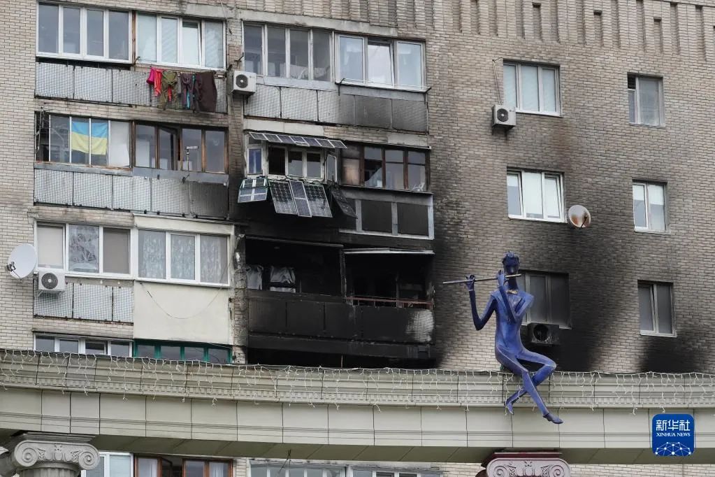 5月31日在乌克兰基辅州伊尔平市中心拍摄的一座受损的居民楼。图源：新华社