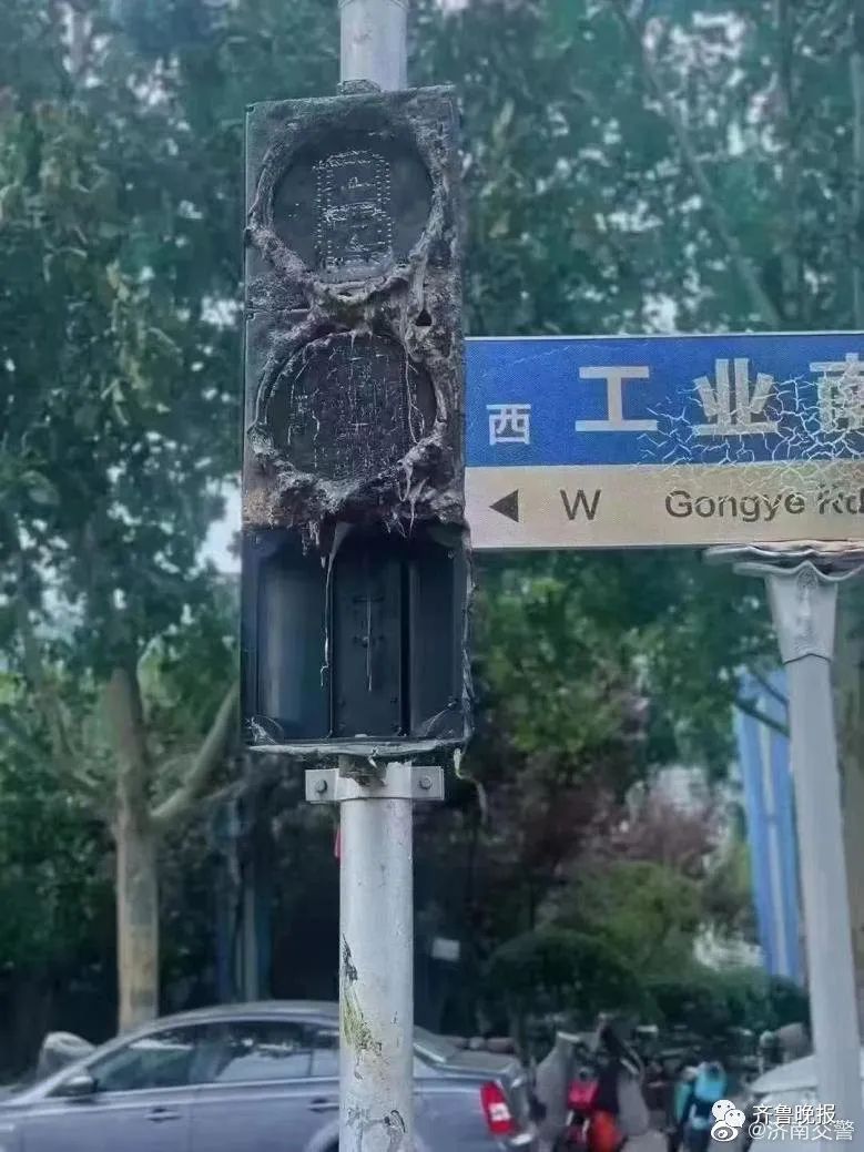 这里的红绿灯热到融化?全网疯传这张图,官方最新回应→休闲区蓝鸢梦想 - Www.slyday.coM 这里的红绿灯热到融化?全网疯传这张图,官方最新回应→休闲区蓝鸢梦想 - Www.slyday.coM