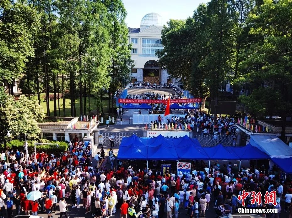 资料图:南京田家炳高级中学考点,考生等待进场。图片来源:视觉中国