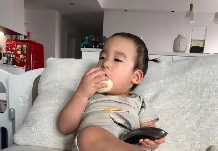 妈妈不在家,爸爸是这样给女儿扎头发的,最后一个笑喷了!休闲区蓝鸢梦想 - Www.slyday.coM 妈妈不在家,爸爸是这样给女儿扎头发的,最后一个笑喷了!休闲区蓝鸢梦想 - Www.slyday.coM