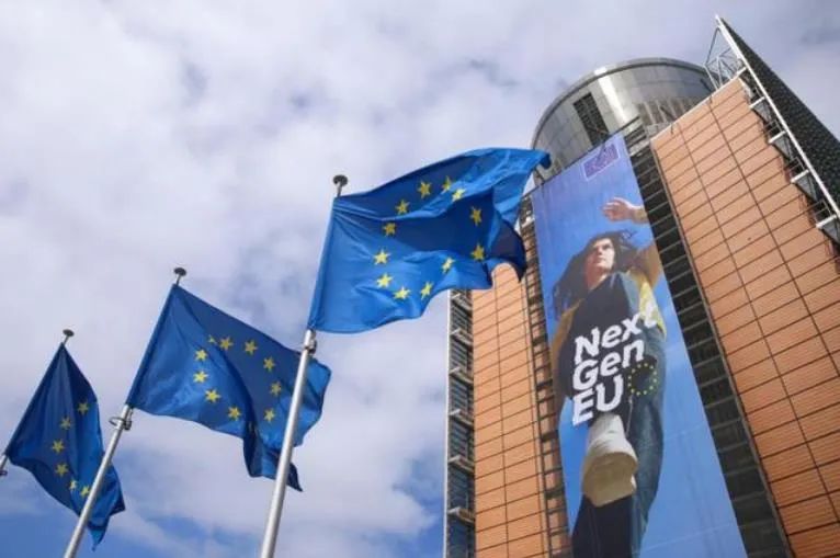 ▲2021年5月21日，欧盟旗帜在比利时布鲁塞尔的欧盟总部外飘扬。（新华社）