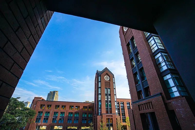 家长投诉:福州中加学校收费不明、孤立孩子!学校回应【新闻三剑客】休闲区蓝鸢梦想 - Www.slyday.coM 家长投诉:福州中加学校收费不明、孤立孩子!学校回应【新闻三剑客】休闲区蓝鸢梦想 - Www.slyday.coM