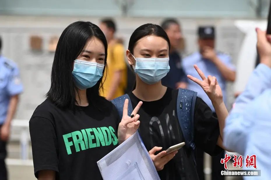 资料图:两位考生合影留念。中新社记者 刘文华 摄