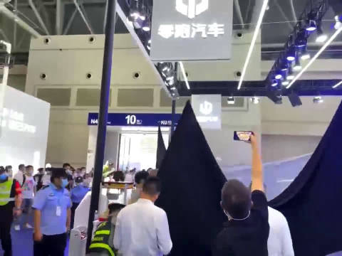 黑色幕布已经成了汽车展位标配了……