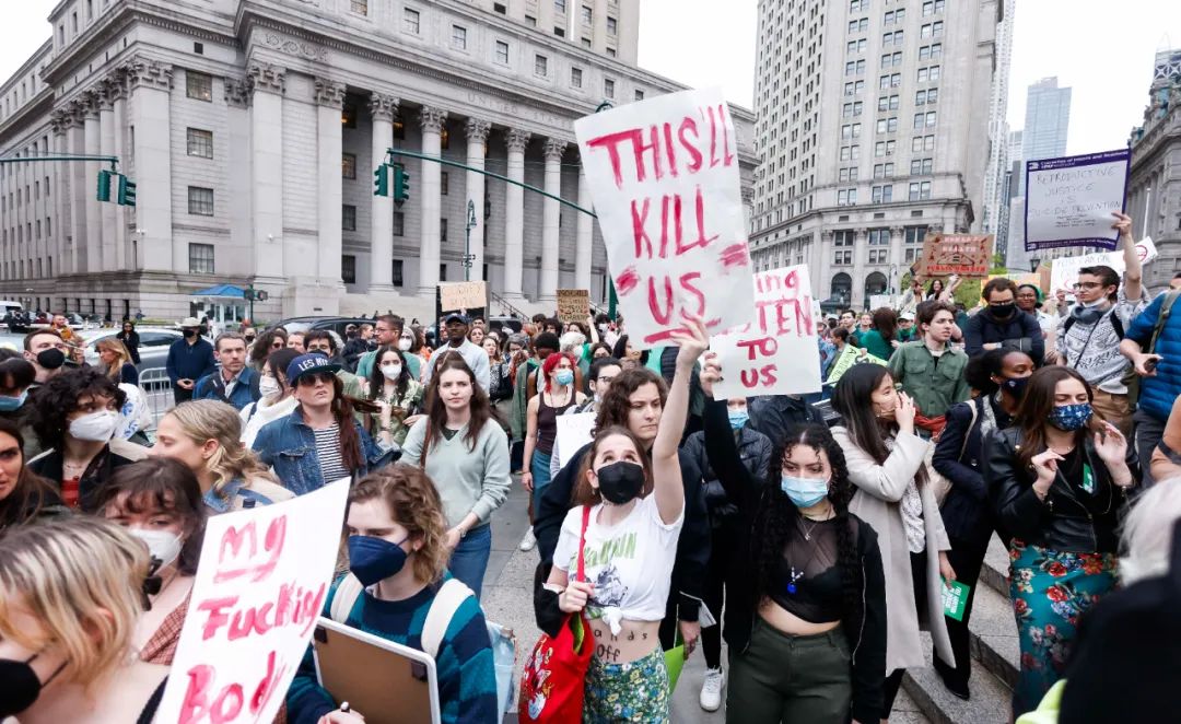 当地时间2022年5月3日，美国纽约，当地民众聚集示威，呼吁保护女性合法堕胎权利。图/IC photo