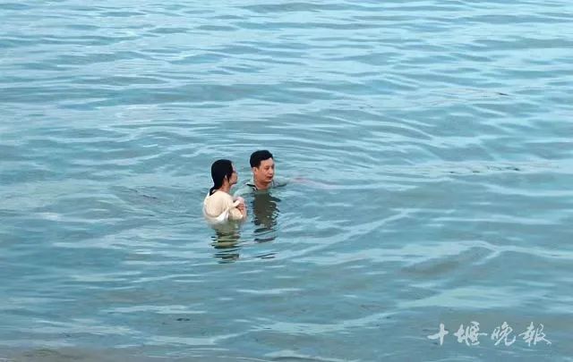 少女落水,这位十堰大哥冲了上去!他的真实身份是……休闲区蓝鸢梦想 - Www.slyday.coM 少女落水,这位十堰大哥冲了上去!他的真实身份是……休闲区蓝鸢梦想 - Www.slyday.coM