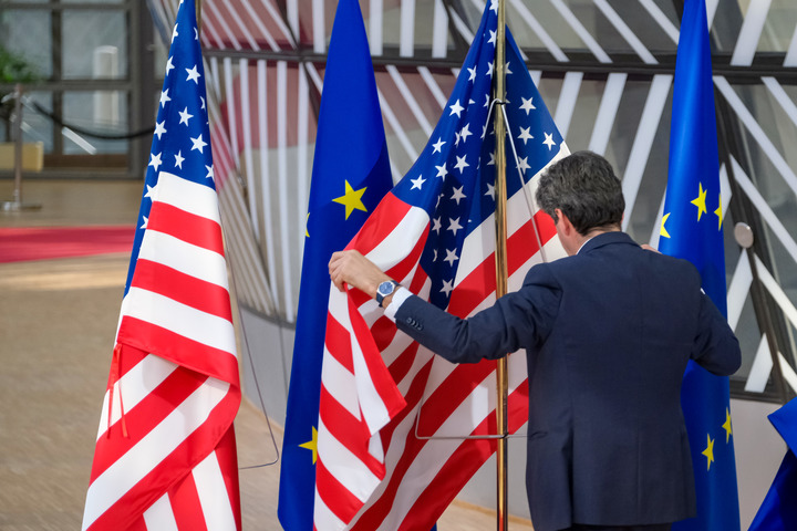 3月24日，工作人员在比利时布鲁塞尔的欧盟总部整理美国国旗。北约、七国集团和欧盟三场峰会当天在比利时布鲁塞尔召开。新华社记者张铖摄