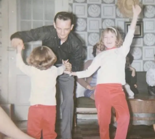 好莱坞女星自曝9次流产!凭借性感角色爆红,童年曾被外祖父虐待休闲区蓝鸢梦想 - Www.slyday.coM 好莱坞女星自曝9次流产!凭借性感角色爆红,童年曾被外祖父虐待休闲区蓝鸢梦想 - Www.slyday.coM