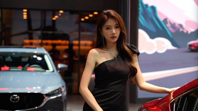 我司韩老师，带个稳定器拍马自达展台，人家还要转过头莞尔一笑……