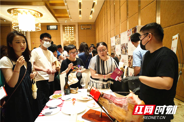 西班牙美酒美食受宠爱“世界上最贵的火腿之一”的伊比利亚火腿来到长沙休闲区蓝鸢梦想 - Www.slyday.coM 西班牙美酒美食受宠爱“世界上最贵的火腿之一”的伊比利亚火腿来到长沙休闲区蓝鸢梦想 - Www.slyday.coM