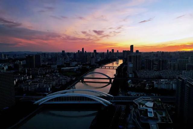 震撼!今晨,宁波上空出现“火烧云”休闲区蓝鸢梦想 - Www.slyday.coM 震撼!今晨,宁波上空出现“火烧云”休闲区蓝鸢梦想 - Www.slyday.coM