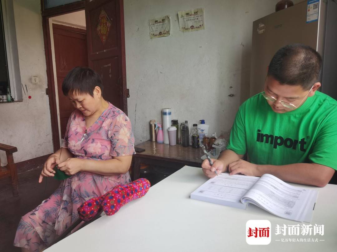 拄双拐的陪读妈妈:织毛线陪儿子挑灯夜读 省吃俭用做好后勤保障休闲区蓝鸢梦想 - Www.slyday.coM 拄双拐的陪读妈妈:织毛线陪儿子挑灯夜读 省吃俭用做好后勤保障休闲区蓝鸢梦想 - Www.slyday.coM