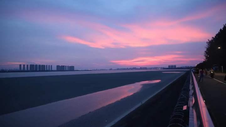 杭州有多浪漫,今晚的天空是粉红色的!有人说:夏天经常会让人摆脱焦虑相信奇迹休闲区蓝鸢梦想 - Www.slyday.coM 杭州有多浪漫,今晚的天空是粉红色的!有人说:夏天经常会让人摆脱焦虑相信奇迹休闲区蓝鸢梦想 - Www.slyday.coM