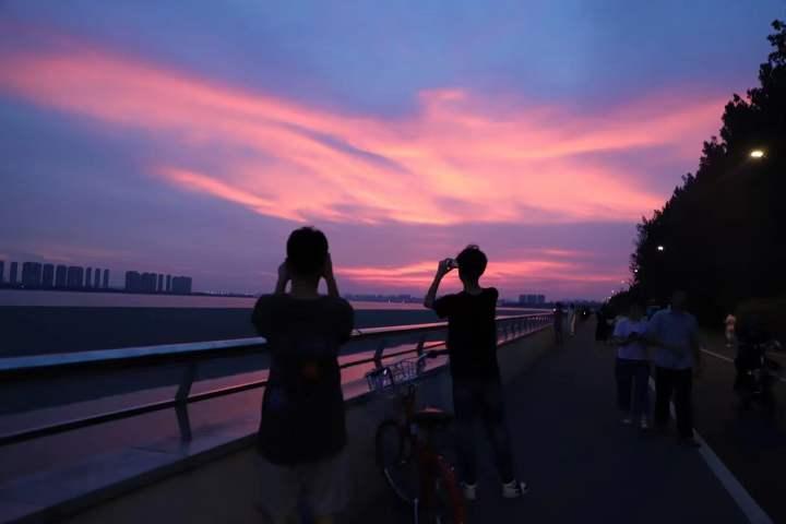 杭州有多浪漫,今晚的天空是粉红色的!有人说:夏天经常会让人摆脱焦虑相信奇迹休闲区蓝鸢梦想 - Www.slyday.coM 杭州有多浪漫,今晚的天空是粉红色的!有人说:夏天经常会让人摆脱焦虑相信奇迹休闲区蓝鸢梦想 - Www.slyday.coM