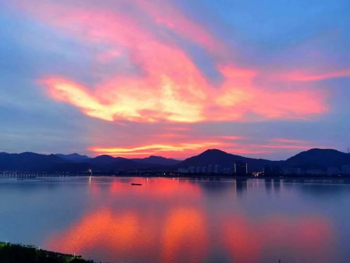 杭州有多浪漫,今晚的天空是粉红色的!有人说:夏天经常会让人摆脱焦虑相信奇迹休闲区蓝鸢梦想 - Www.slyday.coM 杭州有多浪漫,今晚的天空是粉红色的!有人说:夏天经常会让人摆脱焦虑相信奇迹休闲区蓝鸢梦想 - Www.slyday.coM