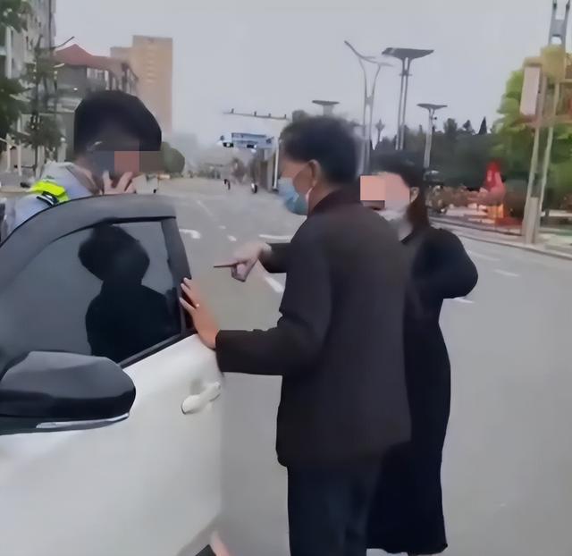 父女黄码取药袭警案争议不断,专家称执法不仅要规范还要人性化休闲区蓝鸢梦想 - Www.slyday.coM 父女黄码取药袭警案争议不断,专家称执法不仅要规范还要人性化休闲区蓝鸢梦想 - Www.slyday.coM