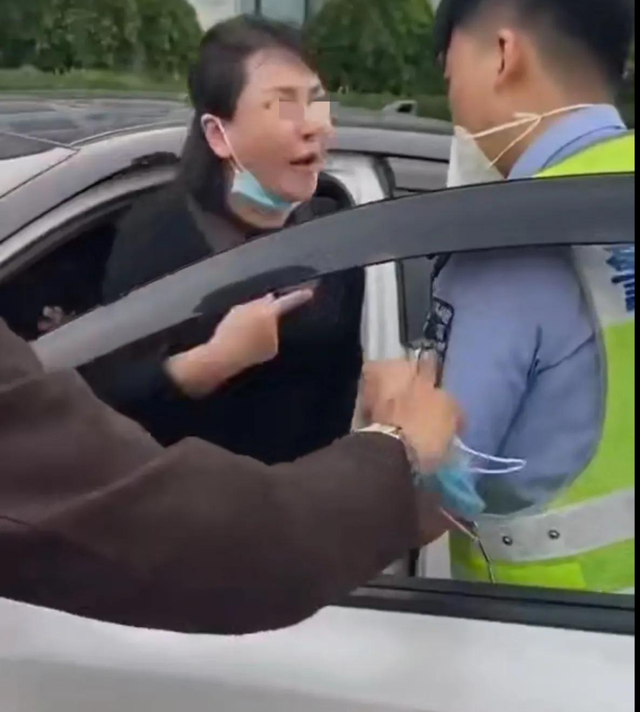 父女黄码取药袭警案争议不断,专家称执法不仅要规范还要人性化休闲区蓝鸢梦想 - Www.slyday.coM 父女黄码取药袭警案争议不断,专家称执法不仅要规范还要人性化休闲区蓝鸢梦想 - Www.slyday.coM